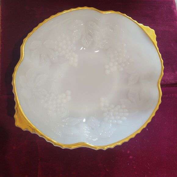 Vintage Anchor Hocking White Milk Glass Dish Bowl Embossed Grapes with Gold Trim - Picture 2 of 11